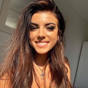 Meet your Posher, Charis